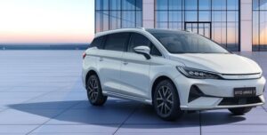 टाटा हैरियर को टक्कर देने आई इलेक्ट्रॉनिक 7 सीटर BYD emax7 कार